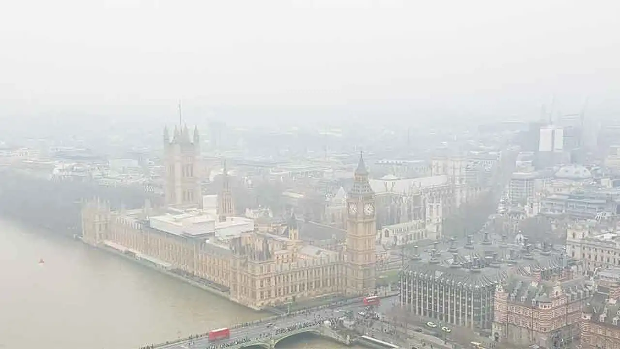 ظاهرة الأمطار الدموية تهدد بريطانيا ومخاوف من تداعيات الغبار الصحراوي على البلاد